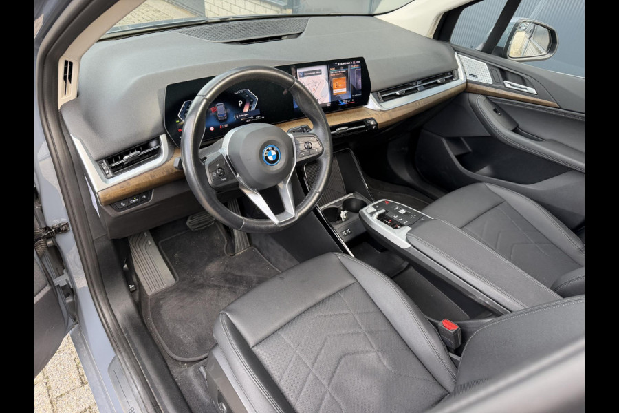 BMW 2 Serie Active Tourer 225e xDrive Luxury Line 17"/Leder + memory/Panoramadak/Stoelmassage/Harman Kardon/Camera/Head-up/Apple Carplay & Android Auto