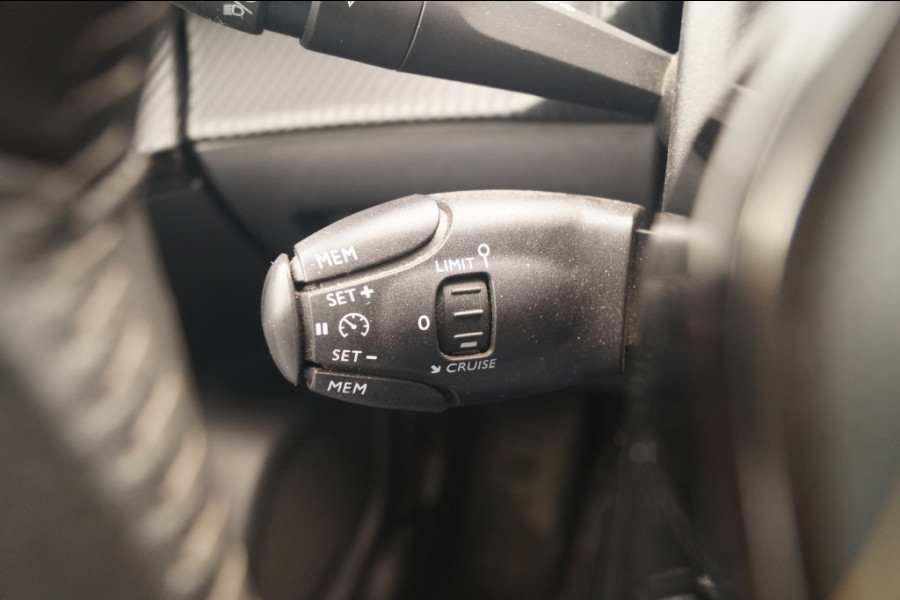 Peugeot 2008 1.2 PureTech Allure -NAVI-ECC-CAM-TREKHAAK-PDC-