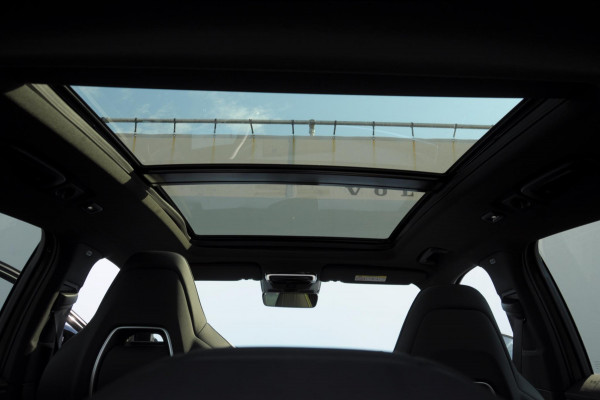 Lynk & Co 01 276PK Automaat More / Adaptive cruise control / Leren bekleding / Elektrisch verstelbare stoelen / Schuif- kanteldak / Trekhaak / Stoel- en stuurverwarming / Parkeersensoren V+A / 360 Graden Camera / Elektrische achterklep / 20" lichtmetalen velgen