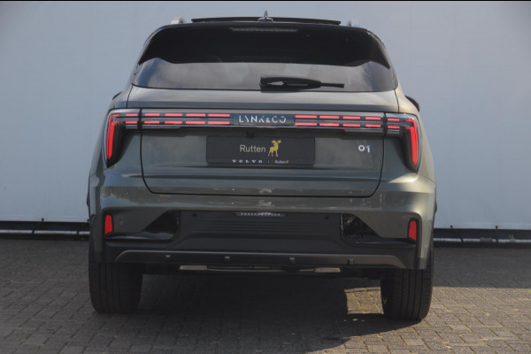 Lynk & Co 01 276PK Automaat More / Adaptive cruise control / Leren bekleding / Elektrisch verstelbare stoelen / Schuif- kanteldak / Trekhaak / Stoel- en stuurverwarming / Parkeersensoren V+A / 360 Graden Camera / Elektrische achterklep / 20" lichtmetalen velgen