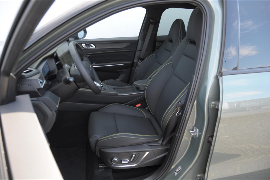 Lynk & Co 01 276PK Automaat More / Adaptive cruise control / Leren bekleding / Elektrisch verstelbare stoelen / Schuif- kanteldak / Trekhaak / Stoel- en stuurverwarming / Parkeersensoren V+A / 360 Graden Camera / Elektrische achterklep / 20" lichtmetalen velgen