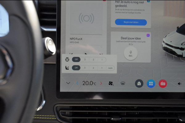 Lynk & Co 01 276PK Automaat More / Adaptive cruise control / Leren bekleding / Elektrisch verstelbare stoelen / Schuif- kanteldak / Trekhaak / Stoel- en stuurverwarming / Parkeersensoren V+A / 360 Graden Camera / Elektrische achterklep / 20" lichtmetalen velgen