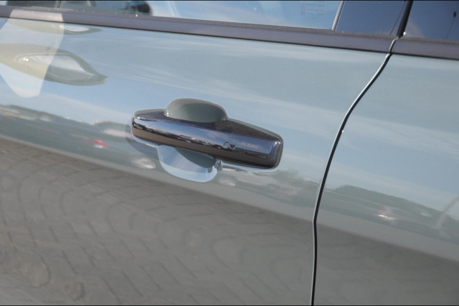 Lynk & Co 01 276PK Automaat More / Adaptive cruise control / Leren bekleding / Elektrisch verstelbare stoelen / Schuif- kanteldak / Trekhaak / Stoel- en stuurverwarming / Parkeersensoren V+A / 360 Graden Camera / Elektrische achterklep / 20" lichtmetalen velgen