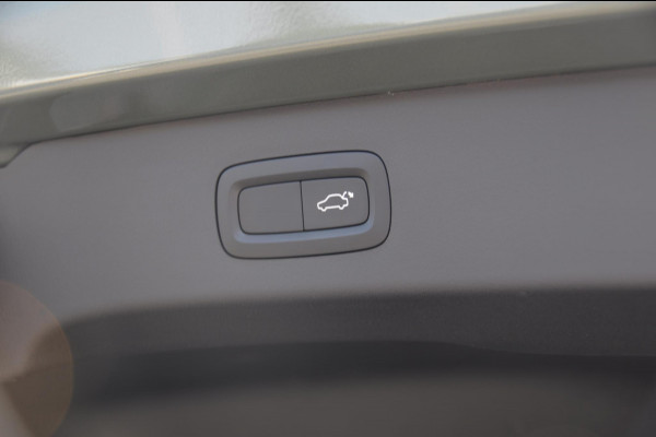 Lynk & Co 01 276PK Automaat More / Adaptive cruise control / Leren bekleding / Elektrisch verstelbare stoelen / Schuif- kanteldak / Trekhaak / Stoel- en stuurverwarming / Parkeersensoren V+A / 360 Graden Camera / Elektrische achterklep / 20" lichtmetalen velgen