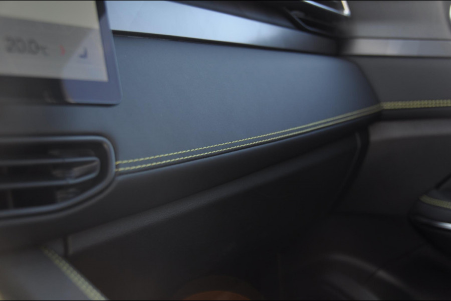 Lynk & Co 01 276PK Automaat More / Adaptive cruise control / Leren bekleding / Elektrisch verstelbare stoelen / Schuif- kanteldak / Trekhaak / Stoel- en stuurverwarming / Parkeersensoren V+A / 360 Graden Camera / Elektrische achterklep / 20" lichtmetalen velgen