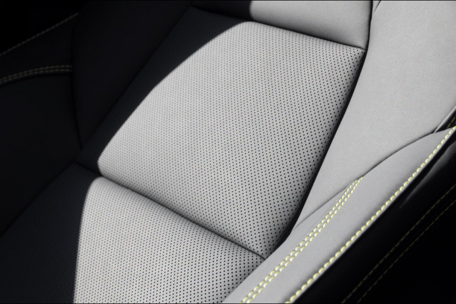 Lynk & Co 01 276PK Automaat More / Adaptive cruise control / Leren bekleding / Elektrisch verstelbare stoelen / Schuif- kanteldak / Trekhaak / Stoel- en stuurverwarming / Parkeersensoren V+A / 360 Graden Camera / Elektrische achterklep / 20" lichtmetalen velgen