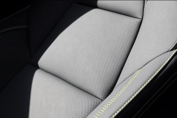 Lynk & Co 01 276PK Automaat More / Adaptive cruise control / Leren bekleding / Elektrisch verstelbare stoelen / Schuif- kanteldak / Trekhaak / Stoel- en stuurverwarming / Parkeersensoren V+A / 360 Graden Camera / Elektrische achterklep / 20" lichtmetalen velgen