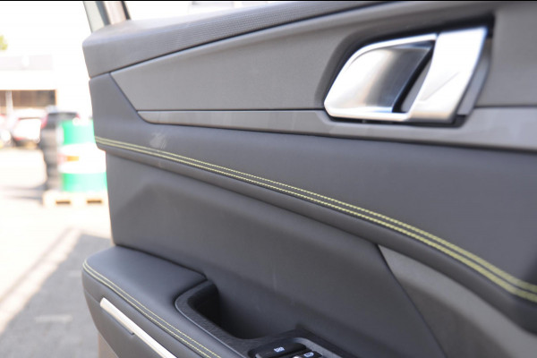 Lynk & Co 01 276PK Automaat More / Adaptive cruise control / Leren bekleding / Elektrisch verstelbare stoelen / Schuif- kanteldak / Trekhaak / Stoel- en stuurverwarming / Parkeersensoren V+A / 360 Graden Camera / Elektrische achterklep / 20" lichtmetalen velgen