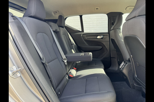Volvo XC40 1.5 T3 Momentum Automaat Navi Camera Clima Carplay Adapt.cruiseTrekhaak ALl-Seasonbanden