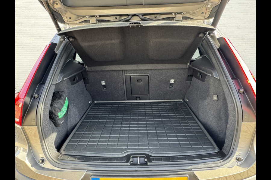 Volvo XC40 1.5 T3 Momentum Automaat Navi Camera Clima Carplay Adapt.cruiseTrekhaak ALl-Seasonbanden