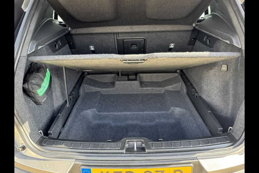 Volvo XC40 1.5 T3 Momentum Automaat Navi Camera Clima Carplay Adapt.cruiseTrekhaak ALl-Seasonbanden