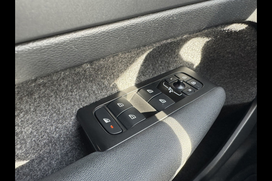 Volvo XC40 1.5 T3 Momentum Automaat Navi Camera Clima Carplay Adapt.cruiseTrekhaak ALl-Seasonbanden
