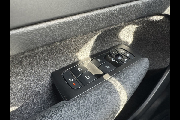 Volvo XC40 1.5 T3 Momentum Automaat Navi Camera Clima Carplay Adapt.cruiseTrekhaak ALl-Seasonbanden