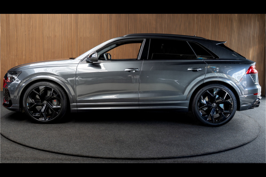 Audi RS Q8 4.0 TFSI B&O HUD Massage Keramisch Softclose ACC PDC Nachtzicht RS Seats Keyless 360 Camera Stoelventilatie Elektr. achterklep Memory seats Elektr. trekhaak Navi Niveauregeling Alcantara binnenhemel Stoelverwarming LM velgen