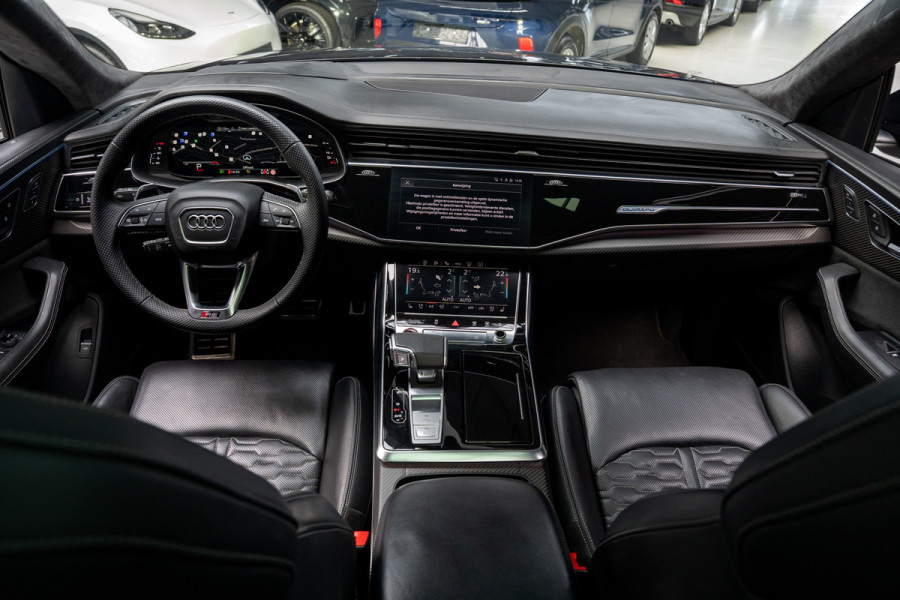 Audi RS Q8 4.0 TFSI B&O HUD Massage Keramisch Softclose ACC PDC Nachtzicht RS Seats Keyless 360 Camera Stoelventilatie Elektr. achterklep Memory seats Elektr. trekhaak Navi Niveauregeling Alcantara binnenhemel Stoelverwarming LM velgen