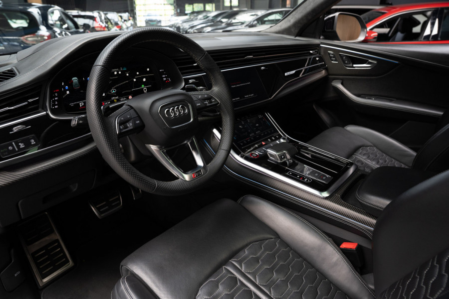 Audi RS Q8 4.0 TFSI B&O HUD Massage Keramisch Softclose ACC PDC Nachtzicht RS Seats Keyless 360 Camera Stoelventilatie Elektr. achterklep Memory seats Elektr. trekhaak Navi Niveauregeling Alcantara binnenhemel Stoelverwarming LM velgen