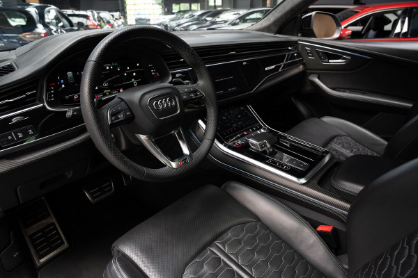 Audi RS Q8 4.0 TFSI B&O HUD Massage Keramisch Softclose ACC PDC Nachtzicht RS Seats Keyless 360 Camera Stoelventilatie Elektr. achterklep Memory seats Elektr. trekhaak Navi Niveauregeling Alcantara binnenhemel Stoelverwarming LM velgen