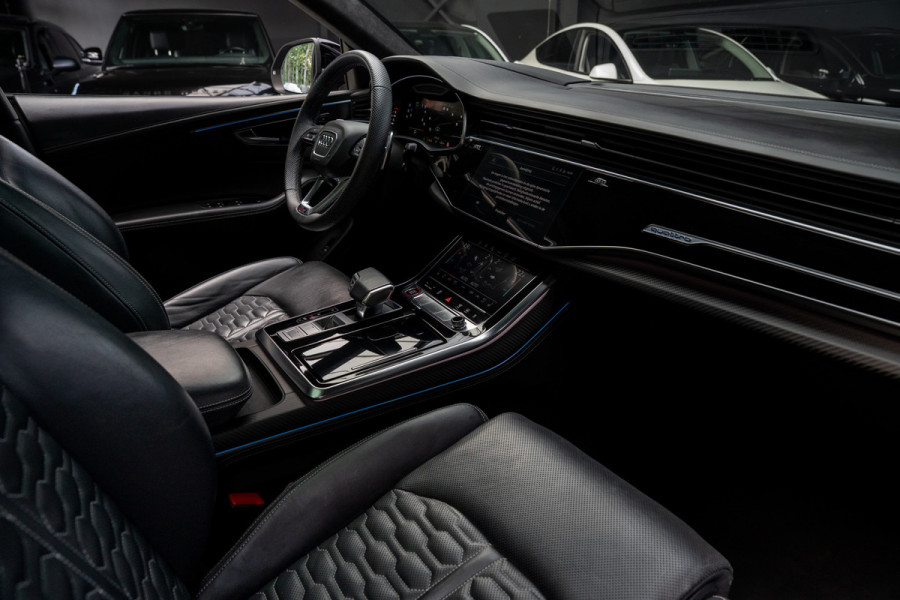 Audi RS Q8 4.0 TFSI B&O HUD Massage Keramisch Softclose ACC PDC Nachtzicht RS Seats Keyless 360 Camera Stoelventilatie Elektr. achterklep Memory seats Elektr. trekhaak Navi Niveauregeling Alcantara binnenhemel Stoelverwarming LM velgen