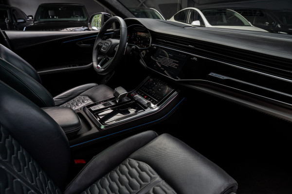 Audi RS Q8 4.0 TFSI B&O HUD Massage Keramisch Softclose ACC PDC Nachtzicht RS Seats Keyless 360 Camera Stoelventilatie Elektr. achterklep Memory seats Elektr. trekhaak Navi Niveauregeling Alcantara binnenhemel Stoelverwarming LM velgen