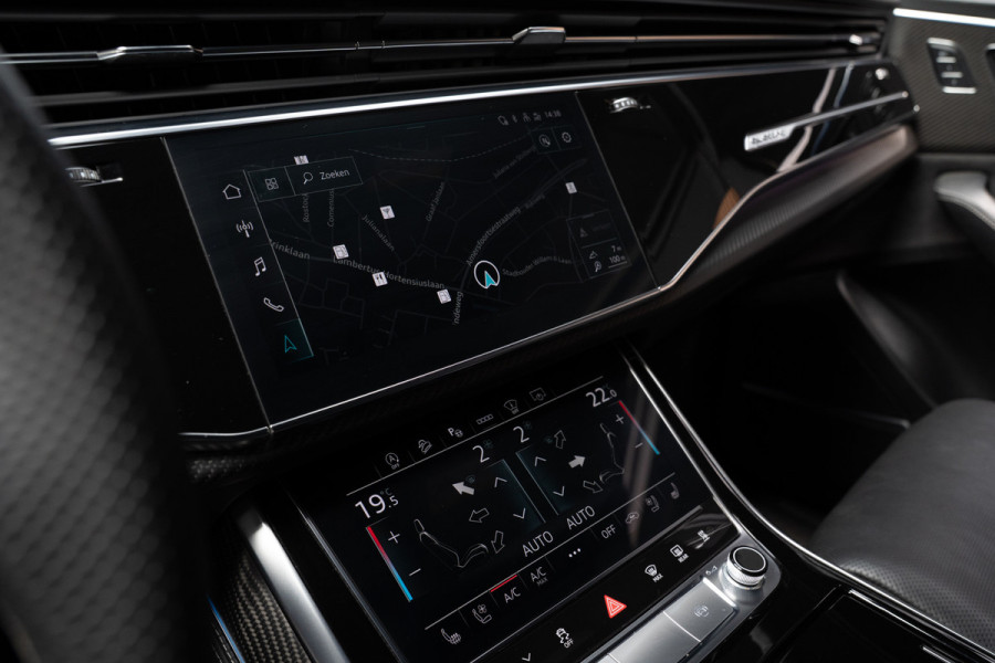 Audi RS Q8 4.0 TFSI B&O HUD Massage Keramisch Softclose ACC PDC Nachtzicht RS Seats Keyless 360 Camera Stoelventilatie Elektr. achterklep Memory seats Elektr. trekhaak Navi Niveauregeling Alcantara binnenhemel Stoelverwarming LM velgen