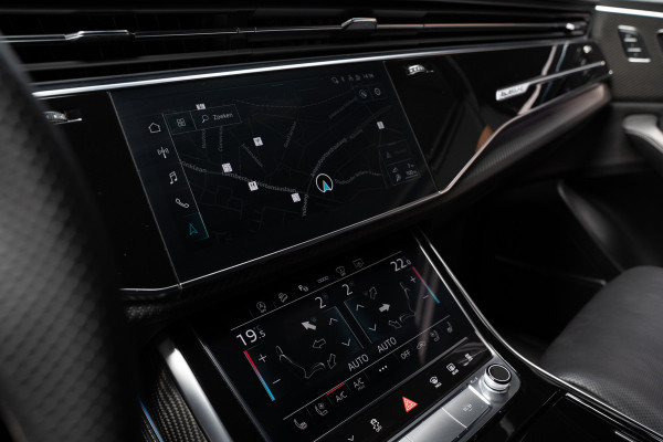 Audi RS Q8 4.0 TFSI B&O HUD Massage Keramisch Softclose ACC PDC Nachtzicht RS Seats Keyless 360 Camera Stoelventilatie Elektr. achterklep Memory seats Elektr. trekhaak Navi Niveauregeling Alcantara binnenhemel Stoelverwarming LM velgen