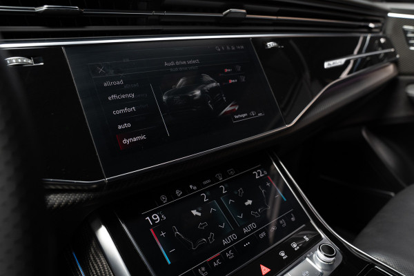Audi RS Q8 4.0 TFSI B&O HUD Massage Keramisch Softclose ACC PDC Nachtzicht RS Seats Keyless 360 Camera Stoelventilatie Elektr. achterklep Memory seats Elektr. trekhaak Navi Niveauregeling Alcantara binnenhemel Stoelverwarming LM velgen