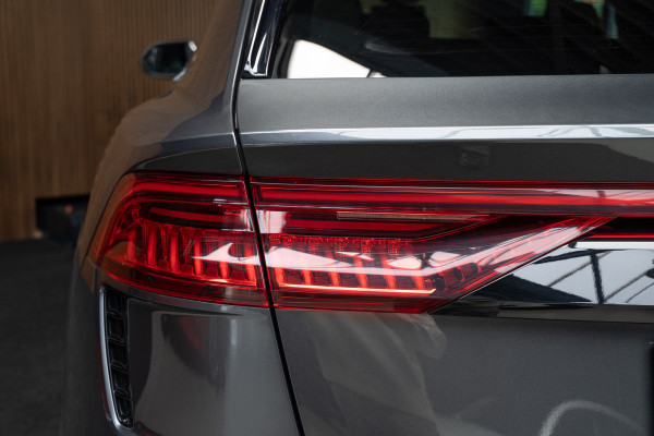 Audi RS Q8 4.0 TFSI B&O HUD Massage Keramisch Softclose ACC PDC Nachtzicht RS Seats Keyless 360 Camera Stoelventilatie Elektr. achterklep Memory seats Elektr. trekhaak Navi Niveauregeling Alcantara binnenhemel Stoelverwarming LM velgen