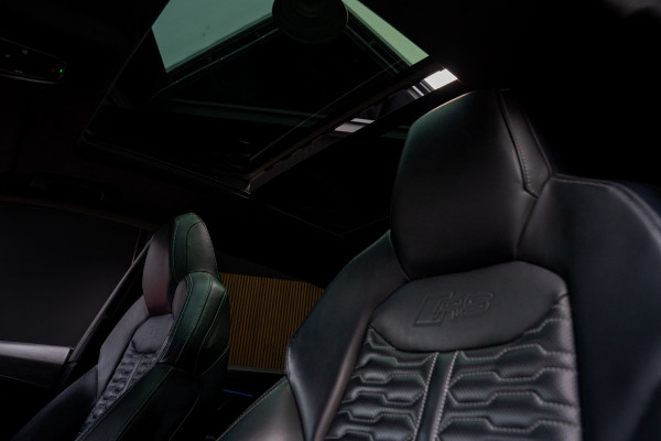 Audi RS Q8 4.0 TFSI B&O HUD Massage Keramisch Softclose ACC PDC Nachtzicht RS Seats Keyless 360 Camera Stoelventilatie Elektr. achterklep Memory seats Elektr. trekhaak Navi Niveauregeling Alcantara binnenhemel Stoelverwarming LM velgen