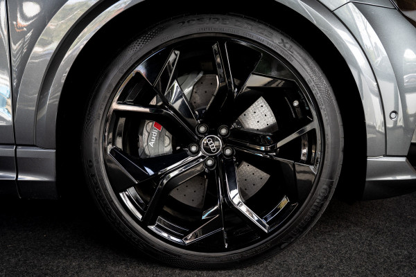 Audi RS Q8 4.0 TFSI B&O HUD Massage Keramisch Softclose ACC PDC Nachtzicht RS Seats Keyless 360 Camera Stoelventilatie Elektr. achterklep Memory seats Elektr. trekhaak Navi Niveauregeling Alcantara binnenhemel Stoelverwarming LM velgen
