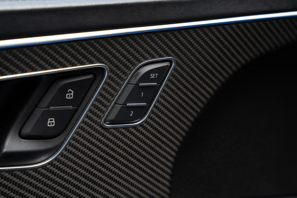 Audi RS Q8 4.0 TFSI B&O HUD Massage Keramisch Softclose ACC PDC Nachtzicht RS Seats Keyless 360 Camera Stoelventilatie Elektr. achterklep Memory seats Elektr. trekhaak Navi Niveauregeling Alcantara binnenhemel Stoelverwarming LM velgen