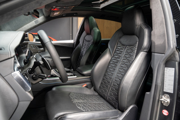 Audi RS Q8 4.0 TFSI B&O HUD Massage Keramisch Softclose ACC PDC Nachtzicht RS Seats Keyless 360 Camera Stoelventilatie Elektr. achterklep Memory seats Elektr. trekhaak Navi Niveauregeling Alcantara binnenhemel Stoelverwarming LM velgen