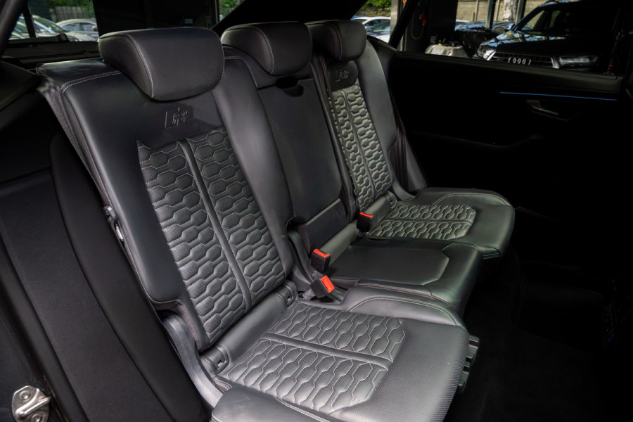 Audi RS Q8 4.0 TFSI B&O HUD Massage Keramisch Softclose ACC PDC Nachtzicht RS Seats Keyless 360 Camera Stoelventilatie Elektr. achterklep Memory seats Elektr. trekhaak Navi Niveauregeling Alcantara binnenhemel Stoelverwarming LM velgen