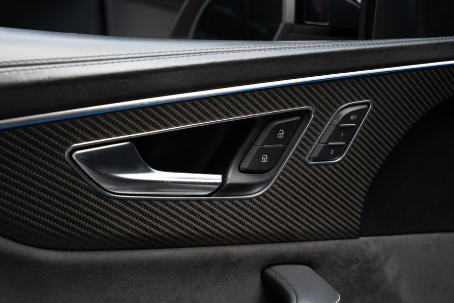 Audi RS Q8 4.0 TFSI B&O HUD Massage Keramisch Softclose ACC PDC Nachtzicht RS Seats Keyless 360 Camera Stoelventilatie Elektr. achterklep Memory seats Elektr. trekhaak Navi Niveauregeling Alcantara binnenhemel Stoelverwarming LM velgen