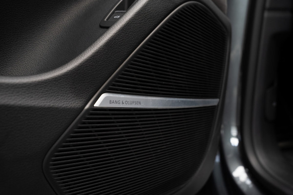 Audi RS Q8 4.0 TFSI B&O HUD Massage Keramisch Softclose ACC PDC Nachtzicht RS Seats Keyless 360 Camera Stoelventilatie Elektr. achterklep Memory seats Elektr. trekhaak Navi Niveauregeling Alcantara binnenhemel Stoelverwarming LM velgen