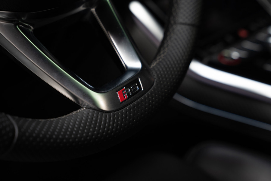 Audi RS Q8 4.0 TFSI B&O HUD Massage Keramisch Softclose ACC PDC Nachtzicht RS Seats Keyless 360 Camera Stoelventilatie Elektr. achterklep Memory seats Elektr. trekhaak Navi Niveauregeling Alcantara binnenhemel Stoelverwarming LM velgen