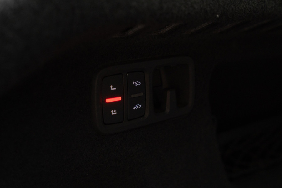 Audi RS Q8 4.0 TFSI B&O HUD Massage Keramisch Softclose ACC PDC Nachtzicht RS Seats Keyless 360 Camera Stoelventilatie Elektr. achterklep Memory seats Elektr. trekhaak Navi Niveauregeling Alcantara binnenhemel Stoelverwarming LM velgen