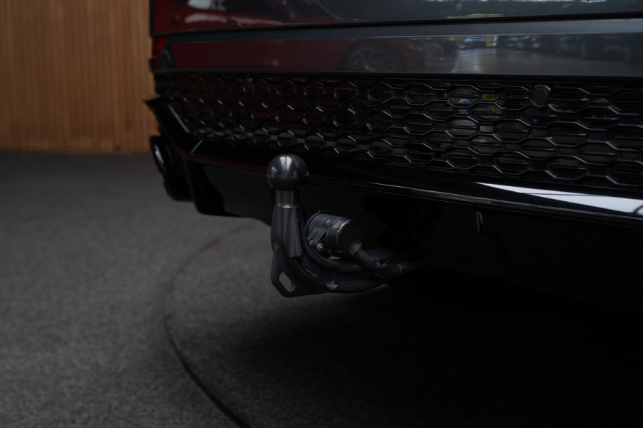 Audi RS Q8 4.0 TFSI B&O HUD Massage Keramisch Softclose ACC PDC Nachtzicht RS Seats Keyless 360 Camera Stoelventilatie Elektr. achterklep Memory seats Elektr. trekhaak Navi Niveauregeling Alcantara binnenhemel Stoelverwarming LM velgen