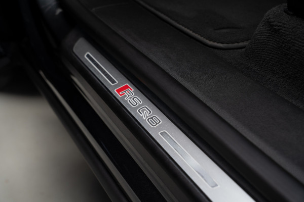 Audi RS Q8 4.0 TFSI B&O HUD Massage Keramisch Softclose ACC PDC Nachtzicht RS Seats Keyless 360 Camera Stoelventilatie Elektr. achterklep Memory seats Elektr. trekhaak Navi Niveauregeling Alcantara binnenhemel Stoelverwarming LM velgen
