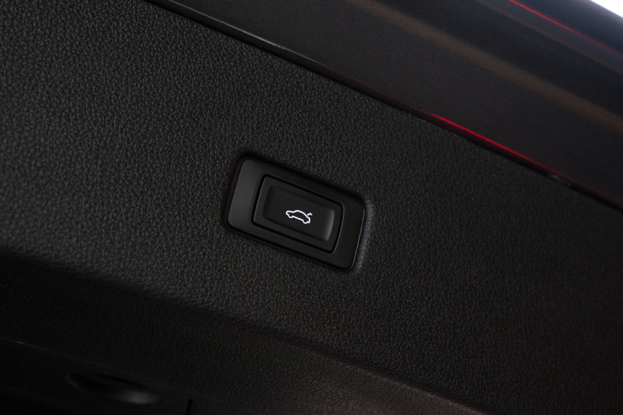 Audi RS Q8 4.0 TFSI B&O HUD Massage Keramisch Softclose ACC PDC Nachtzicht RS Seats Keyless 360 Camera Stoelventilatie Elektr. achterklep Memory seats Elektr. trekhaak Navi Niveauregeling Alcantara binnenhemel Stoelverwarming LM velgen
