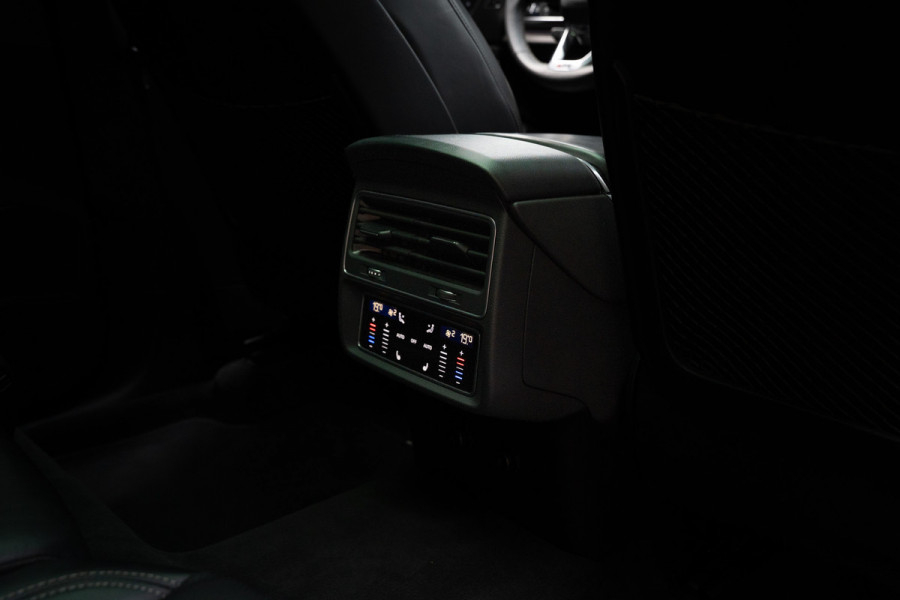 Audi RS Q8 4.0 TFSI B&O HUD Massage Keramisch Softclose ACC PDC Nachtzicht RS Seats Keyless 360 Camera Stoelventilatie Elektr. achterklep Memory seats Elektr. trekhaak Navi Niveauregeling Alcantara binnenhemel Stoelverwarming LM velgen