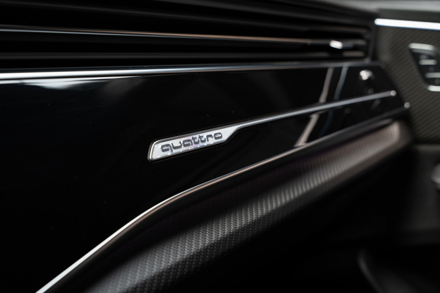 Audi RS Q8 4.0 TFSI B&O HUD Massage Keramisch Softclose ACC PDC Nachtzicht RS Seats Keyless 360 Camera Stoelventilatie Elektr. achterklep Memory seats Elektr. trekhaak Navi Niveauregeling Alcantara binnenhemel Stoelverwarming LM velgen