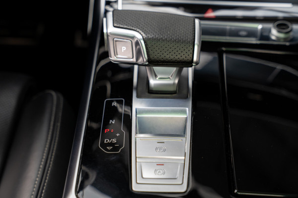 Audi RS Q8 4.0 TFSI B&O HUD Massage Keramisch Softclose ACC PDC Nachtzicht RS Seats Keyless 360 Camera Stoelventilatie Elektr. achterklep Memory seats Elektr. trekhaak Navi Niveauregeling Alcantara binnenhemel Stoelverwarming LM velgen