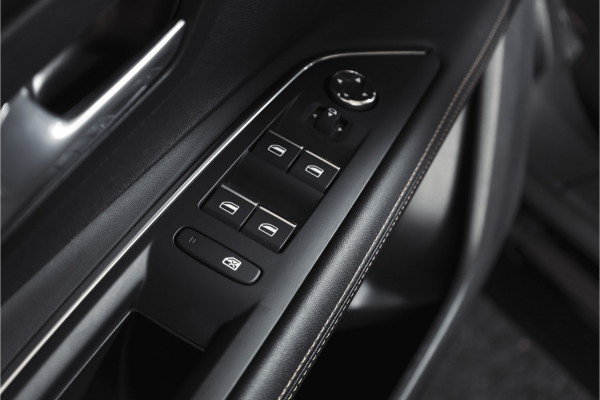 Peugeot 3008 1.2 PureTech Blue Lease GT 131 PK | black pakket | S/K-Panodak | Dig. Cockpit | Adapt. Cruise | Stoelverw. | PDC | Camera | NAV + App. Connect | ECC | Elek. Klep | LM 19" |