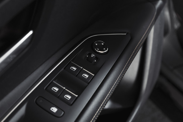 Peugeot 3008 1.2 PureTech Blue Lease GT 131 PK | black pakket | S/K-Panodak | Dig. Cockpit | Adapt. Cruise | Stoelverw. | PDC | Camera | NAV + App. Connect | ECC | Elek. Klep | LM 19" |