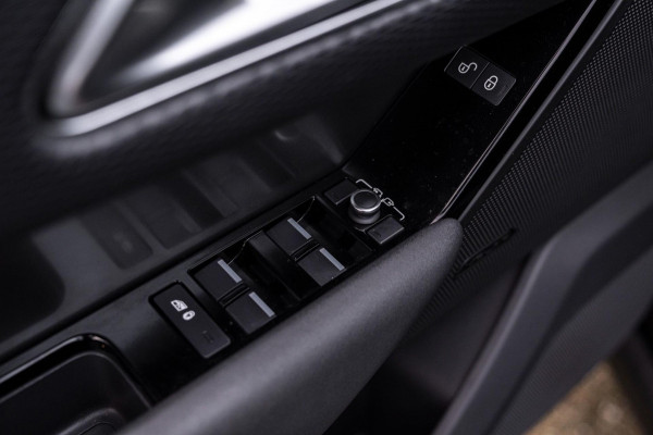Land Rover Range Rover Velar 2.0 Turbo 250 PK 1e eigenaar AWD R-Dynamic Keyless Stoelverwarming Trekhaak 21''