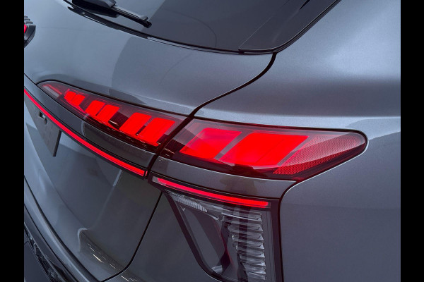 Audi Q3 1.5 e-hybrid S edition 272 pk S-tronic | Verlengde garantie | Navigatie | Panoramadak | Trekhaak (wegklapbaar) | Achteruitrijcamera | Stoelverwarming | Keyless | S-Line