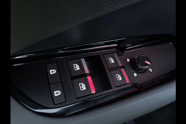 Audi Q3 1.5 e-hybrid S edition 272 pk S-tronic | Verlengde garantie | Navigatie | Panoramadak | Trekhaak (wegklapbaar) | Achteruitrijcamera | Stoelverwarming | Keyless | S-Line