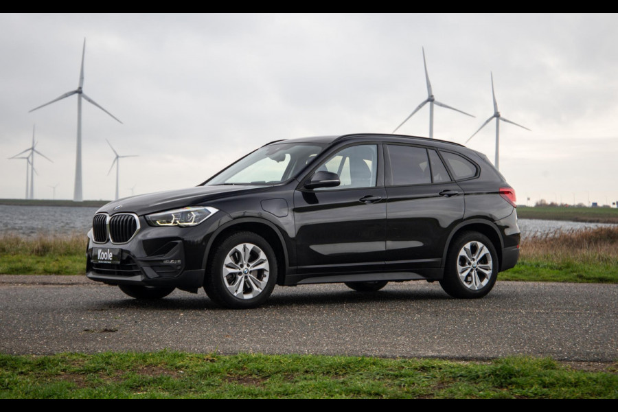 BMW X1 xDrive25e Executive CAMERA / CARPLAY / HEAD UP DISPLAY / LEDER / LED / CRUISE CONTROLE / STOELVERWARMING