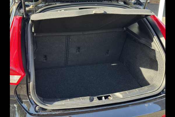 Volvo V40 2.0 T2 Momentum | Navi, PDC, Cruise, Trekhaak afn., Climate |