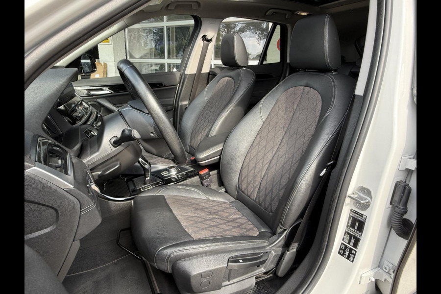 BMW X1 xDrive25i X LINE | PANORAMA | NAVIGATIE PLUS | STOELVERWARMING | CAMERA | HEAD UP |